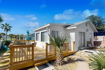 Image de Cottage en bord de mer avec accès à l'océan à proximité, grill au charbon, câble et wifi!