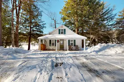 Image de Maison pittoresque au bord du lac avec terrasse privée, foyer et quai!