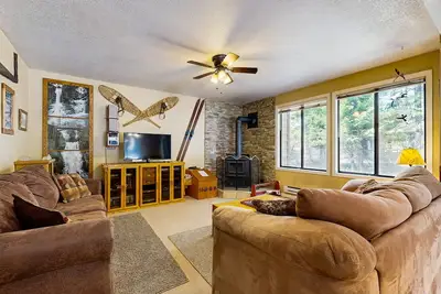 Image de Condo de montagne confortable avec piscines partagées, bain à remous, terrains de sport - accès au ski et au lac