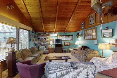 Image de Charmante maison millésime w / jardin tranquille, à seulement deux pâtés de maisons de la plage!