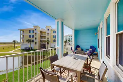 Image de Condo au bord de l'eau avec bain à remous et piscine partagés, vue sur l'océan, accès à la plage à proximité!