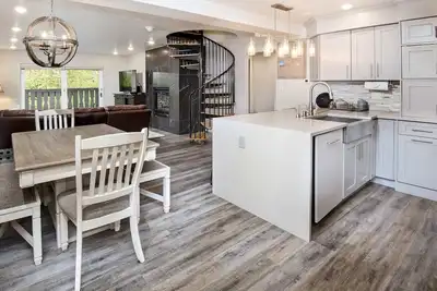 Image de Intérieur spectaculaire! Marchez jusqu'aux pistes, aux magasins et aux restaurants! Piscine / bain à remous chauffés