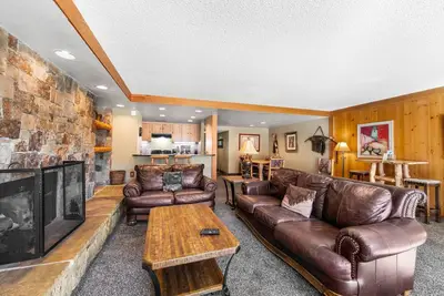 Image de Condo spacieux, comptoirs en granit, lit king, vue sur la montagne, Wifi gratuit