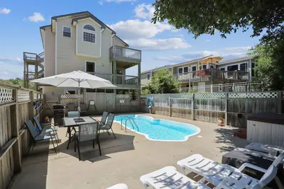 Image de Piscine privée, bain à remous, salle de jeux, animaux de compagnie! Piscine communautaire et tennis