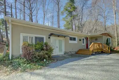 Image de Main Street Brevard, à pied du centre-ville. Dog Friendly.