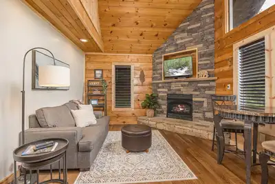 Image de Cabines retirées à quelques minutes du centre-ville de Gatlinburg! Réservez votre lune de miel ou votre escapade en couple maintenant!