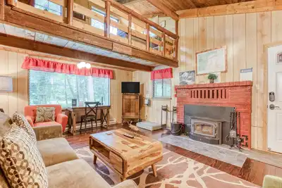 Image de Paisible, bord de l'eau, cabine chien-friendly w / poêle à bois, terrasse spacieuse et grill