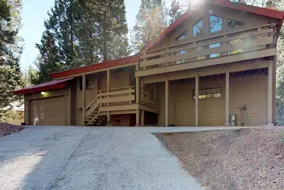 Image de Confortable maison sur deux niveaux près du lac Shaver, des restaurants et du complexe China Peak Mtn!