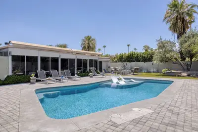 Image de Mise à jour de la maison Wexler Midcentury Movie Colony, grande cour arrière + piscine et spa