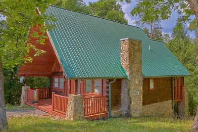 Image de Cabine romantique 1 chambre Pigeon Forge avec table de billard, télévision grand écran et vues