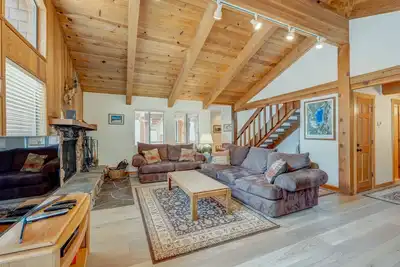 Image de Maison rénovée avec un bain à remous privé, des piscines partagées et une navette gratuite pour le ski!