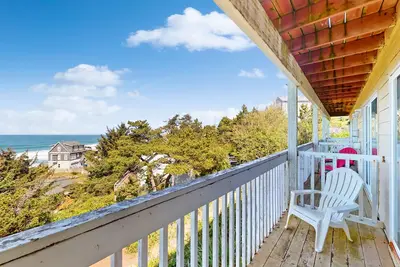 Image de Studio acceptant les chiens avec vue sur l'océan - proche de l'accès à la plage!