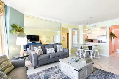 Image de Condo en bord de mer aux couleurs vives avec balcon privé! 🏖️
