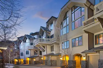 Image de Maison de ville de luxe Beaver Creek Village, magnifique bain à remous privé, Ski-In Ski-Out