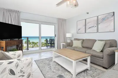 Image de Condo côtier surplombant la plage et la piscine communautaire!