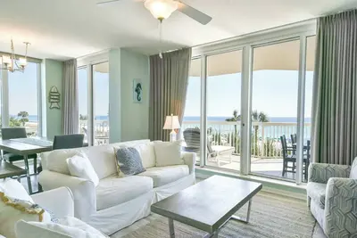 Image de Condo coloré en bord de mer avec un grand balcon enveloppant!