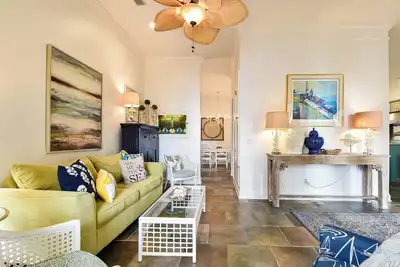 Image de Maison contemporaine avec accès à la plage et ascenseur privé! ✨