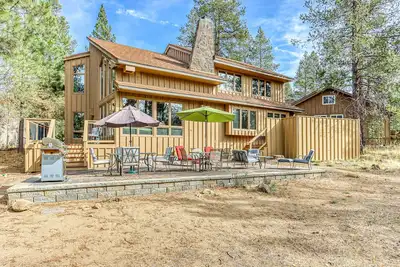 Image de Spa privé, table de billard, 10 laissez-passer Sharc et plus encore dans cette maison Sunriver!