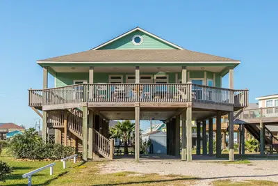 Image de Maison de chien expansive avec vue sur l'océan, emplacement de choix, et foyer extérieur