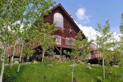 Image de Belle cabine située entre le centre-ville et la station de ski, bain à remous, superbes vues, animaux acceptés