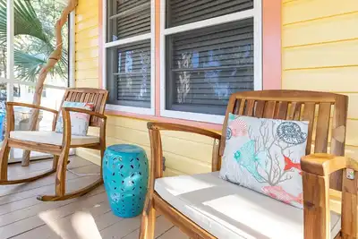 Image de Beach Cottage mignon, coloré et rénové avec trou de maïs, cour entièrement clôturée et accepte les animaux