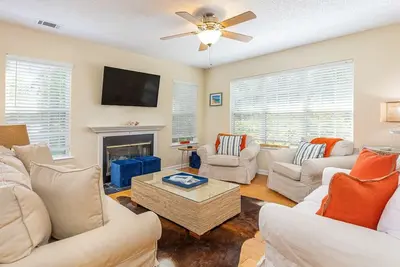 Image de Mise à jour récemment, Pet Friendly Home, seulement 3 1/2 blocs à la plage, porche couvert et Terrasse.