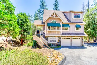 Image de Moderne maison w / salle de jeux, piscine partagée, accès au lac, près de Yosemite!