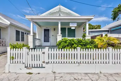 Image de Chien-chalet chalet w / bain à remous privé et jardin - excellent emplacement en centre-ville!