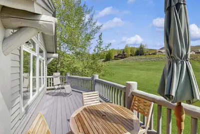 Image de condo spacieux, entièrement rénové, w / piscine partagée, un bain à remous, et une cuisine gastronomique!