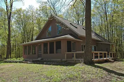 Image de Cette maison est une évasion merveilleuse dans les bois et disponible pour des séjours plus courts!