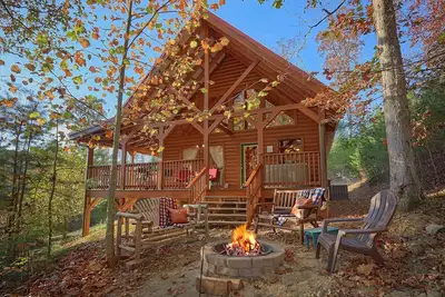 Image de Cabine familiale avec foyer et table de billard privée près de Pigeon Forge
