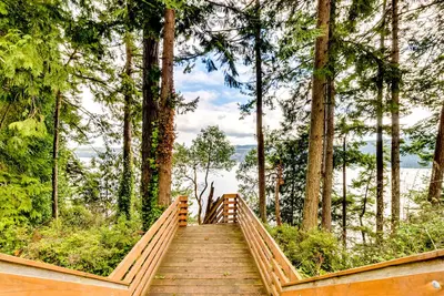Image de Bayfront, chalet chien-friendly avec un joli porche et accès à la plage!
