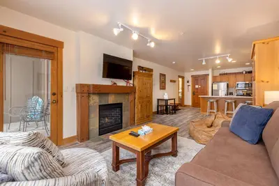 Image de 1 chambre avec 2 salles de bain, très courte distance à pied de la télécabine, de belles vues