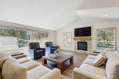 Image de Spacieux et ouvert la maison w / bain à remous privé, et Sharc passe!