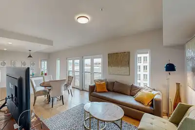 Image de Condo ensoleillé w / grills partagés - à pied des restaurants, boutiques, parcs et plus!