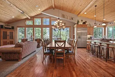 Image de 5 Vine Maple - Vues sur le parcours de golf, passes Sharc, suites principales, salle de théâtre, bain à remous, vélos