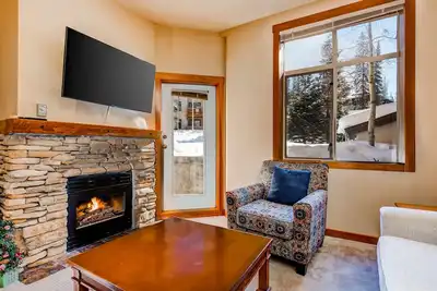 Image de Condo ski-in / ski-out Ă Powderhorn avec bains Ă remous communs, piscine et salle de sport au Club Solitude