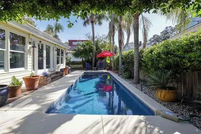 Image de Charme Cottage historique, grande piscine privée, jardin; Animaux acceptés et juste deux blocs de la plage!