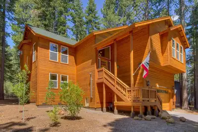 Image de Solitude - sur la rive ouest: 4 chambres / 3 suites. 5 chambres à coucher Ba à Tahoe City