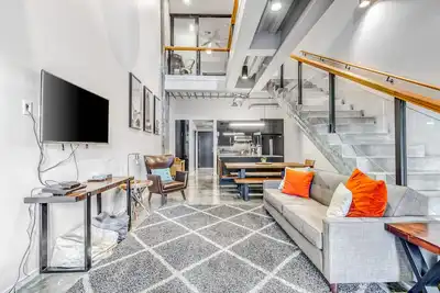 Image de Élégant townhome w / patio - promenez-vous à des restaurants incroyables, des brasseries, des sentiers et des magasins!