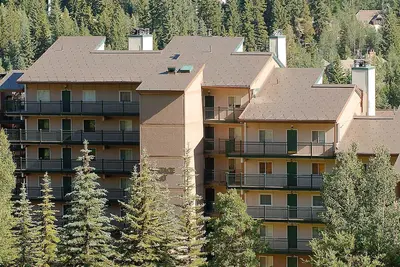 Image de Vues des pistes de Vail, des bains à remous, à pied de la télécabine Lionshead, des boutiques et des restaurants.