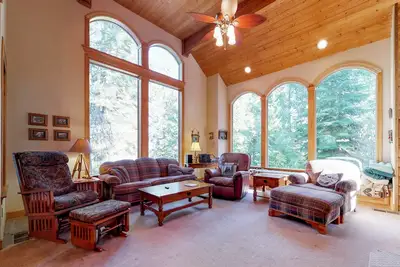 Image de Maison de montagne moderne w / une grande terrasse, une salle de jeux, à quelques minutes de Sl Village!