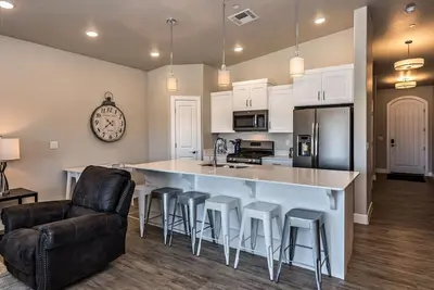 Image de Rez-de-chaussée facile d'accès 3Bed / 2 Bath Suite Eastview 12 personnes