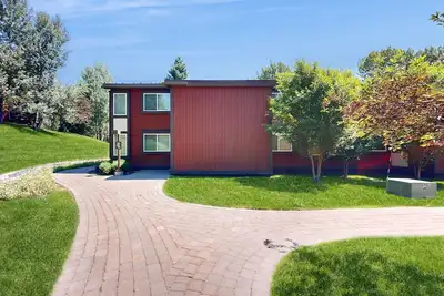 Image de Condo mignon et efficace avec beaucoup d'espace, bain à remous partagé, piscine et plus!