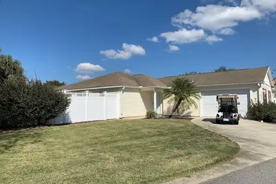 Image de Emplacement incroyable! Près du lac Sumter Landing! Villa 3 chambres avec voiturette de golf et barbecue