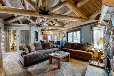 Image de Un lodge de ski luxueux avec bain à remous privé, idéal pour les grands groupes!