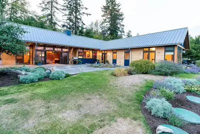 Image de Maison spacieuse au bord de la baie avec accès facile à la plage et sauna privé!