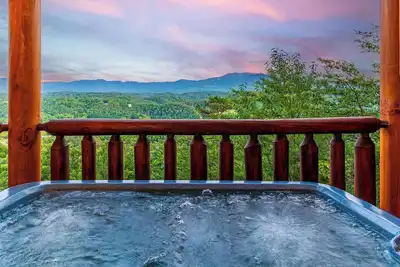 Image de Cabine de luxe avec les Meilleures Vues De Montagne! Minutes de Dollywood, appelez maintenant! Économisez 20% en mars!