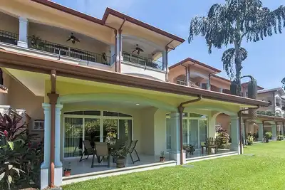 Image de Condo de luxe familial, service de ménage quotidien + service de conciergerie et club de plage!