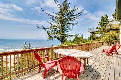 Image de Belle maison au-dessus de Maxwell Point avec un grand balcon et une vue imprenable sur l'océan